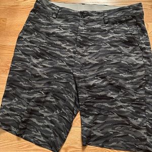 Men’s golf shorts